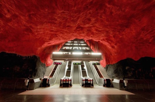 Hãy tưởng tượng du khách đang ở nhà ga tàu điện ngầm chờ đến trạm kế tiếp thì bất ngờ nhận ra bạn đang ở trong một hang động ngầm. Đây chính là ga tàu điện ngầm Rådhuset ở  Stockholm, Thụy Điển, trông như một hang động đầy màu sắc và nghệ thuật.